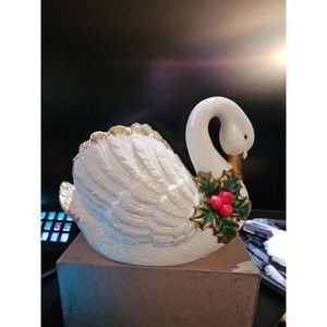 VNTG Crown Large White Porcelain Christmas Swan Vase Planter World Bazaars w/box